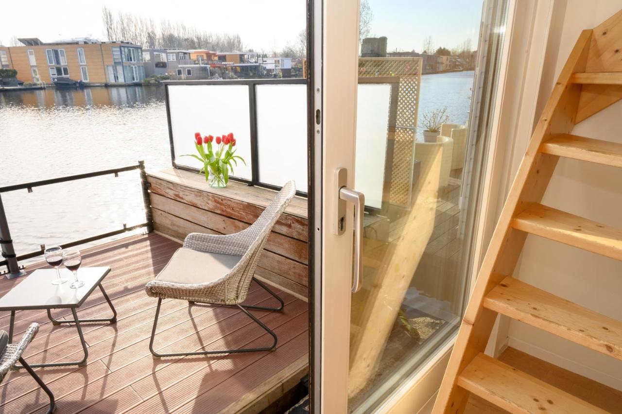 Houseboat Studio With Canalview And Free Bikes Amsterdam Exterior photo